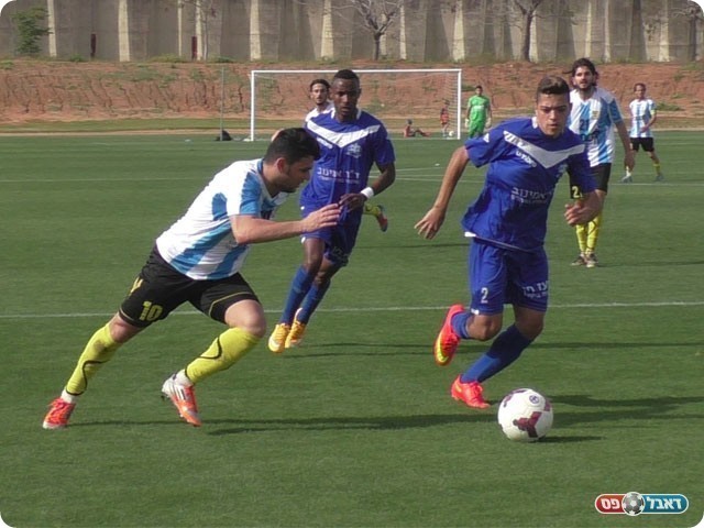 קבוצה אחת על המגרש. רביבו חודר לרחבה (שקד מורג)